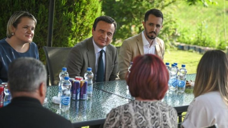 Kurti viziton familjen e ish-policit që u arr*estua në Serbi: Angazhim maksimal deri në lirimin e tij