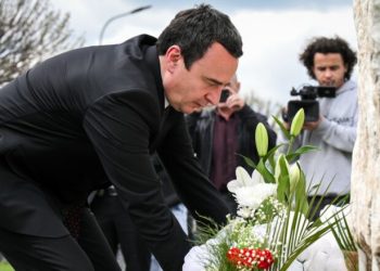 Kurti përkujton ma*sakrën e 1 qershorit 1998 në Deçan: Kujtimi i martirëve është themel i lirisë sonë
