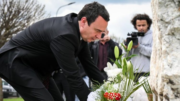 Kurti përkujton ma*sakrën e 1 qershorit 1998 në Deçan: Kujtimi i martirëve është themel i lirisë sonë