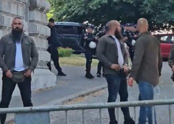 Të akuzuarit për su*lmin në Banjskë shfaqen në Beograd – ruajnë Presidencën e Serbisë  gjatë protestës masive