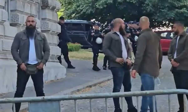 Të akuzuarit për su*lmin në Banjskë shfaqen në Beograd – ruajnë Presidencën e Serbisë gjatë protestës masive