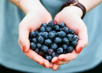 Shtatë ushqime të fuqishme që ngadalësojnë plakjen