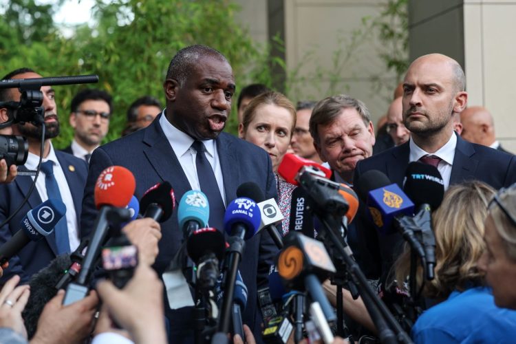 Sekretari britanik bën thirrje për shtensionim dhe zgjidhje diplomatike mes Iranit dhe Izraelit