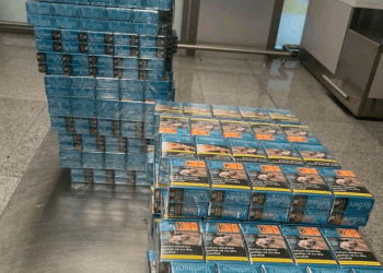 Parandalohet kontrabandë me cigare në Aeroportin e Prishtinës – Shtetajsa e huaj kapet me 100 steka me banderola shqiptare