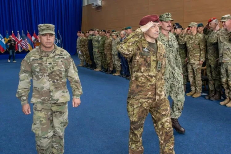 Komandanti i KFOR-it drejton një ceremoni të dorëzimit të detyrës në kampin ‘‘Film City’’