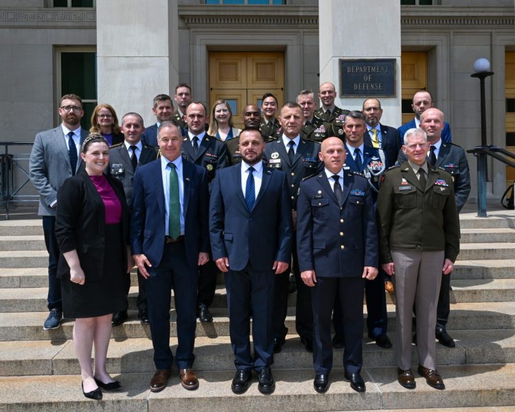 Ambasada e ShBA-së për takimet e Maqedoncit dhe Jasharit në Departamentin e Mbrojtjes: Partneriteti sjell përfitime për të dy vendet