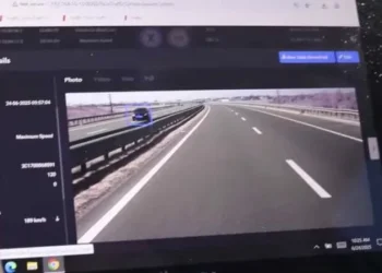 Policia me dron e me vetura inteligjente gjobit qytetarët, ua dërgon dënimet me postë