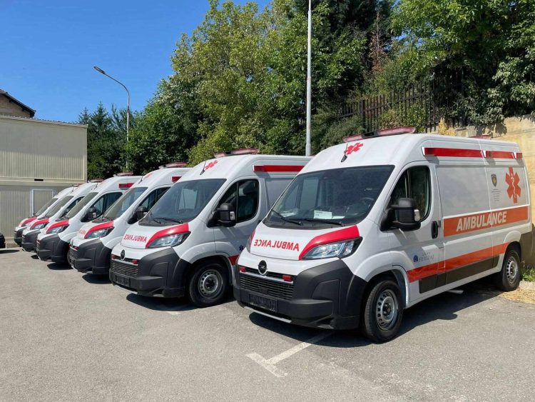 Shpërndahen 6 autoambulanca të reja për komunat në kuadër të Kujdesit Parësor Shëndetësor