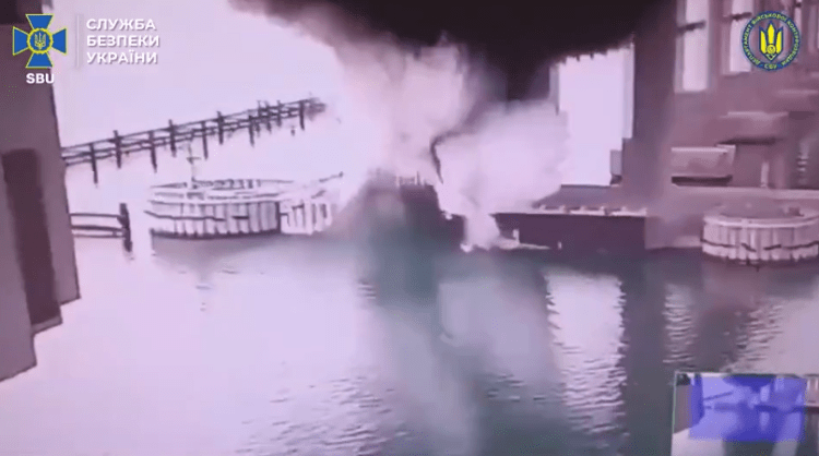 Ukraina bo*mbardon urën që lidh Rusinë me Krimenë