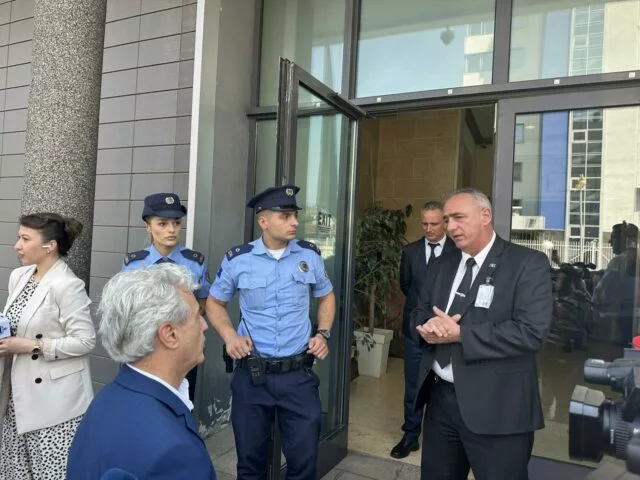 Kërkoi që të përcillte nga brenda seancën e Kuvendit, kjo është përgjigjja që mori avokati Koci