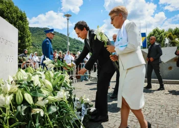 Kurti në ceremoninë përkujtimore të gje*nocidit në Srebrenicë: Një plagë e Evropës që ende nuk është shëruar