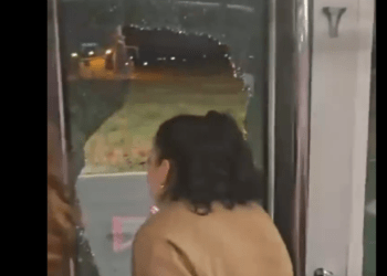 “Na nxirrni jashtë!” – shqiptarët bërtasin për ndihmë në Aeroportin e Beogradit, u bllokuan në autobus – thyejnë xhamin