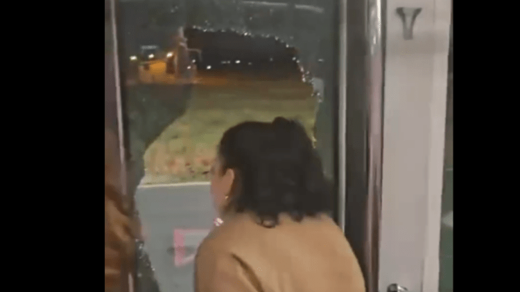 “Na nxirrni jashtë!” – shqiptarët bërtasin për ndihmë në Aeroportin e Beogradit, u bllokuan në autobus – thyejnë xhamin