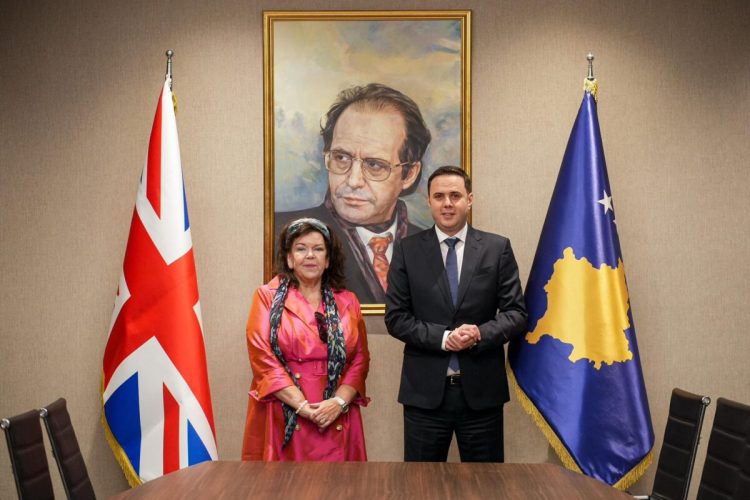 Abdixhiku dhe Pierce diskutojnë për krizën institucionale