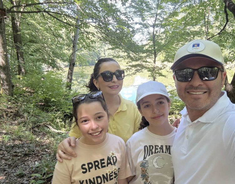 Osmani me familjen e saj shkojnë në Blinajë, e quan bukuri e Kosovës