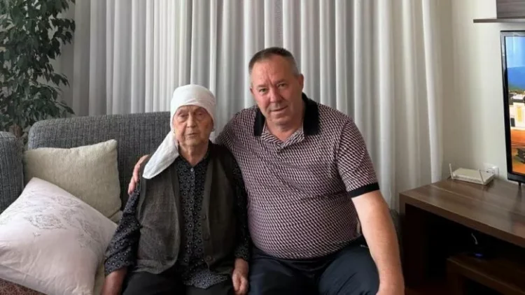 Gucati viziton nënën e Thaçit në Burojë: Ndihet krenare për djalin e saj