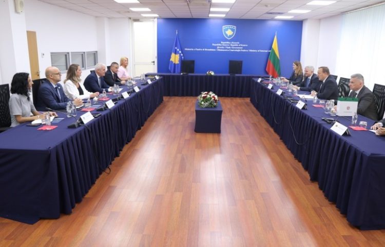 Sveçla dhe homologu lituanez flasin për bashkëpunim në siguri