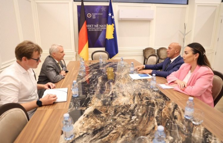 Haradinaj takohet me ambasadorin gjerman, diskutojnë situatën politike