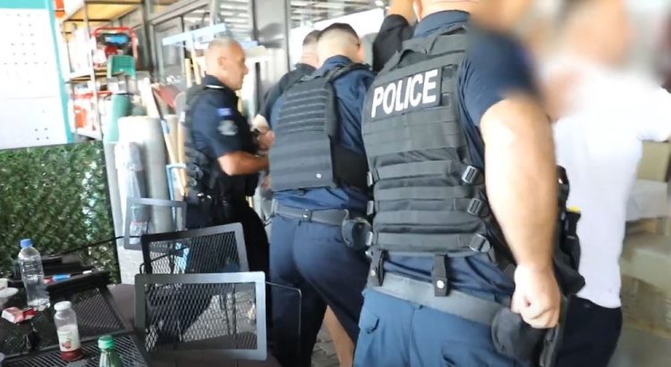 Katër të arr*estuar në Pejë, detyruan një person të paguajë 30 mijë euro për pronën e vet (PAMJE)