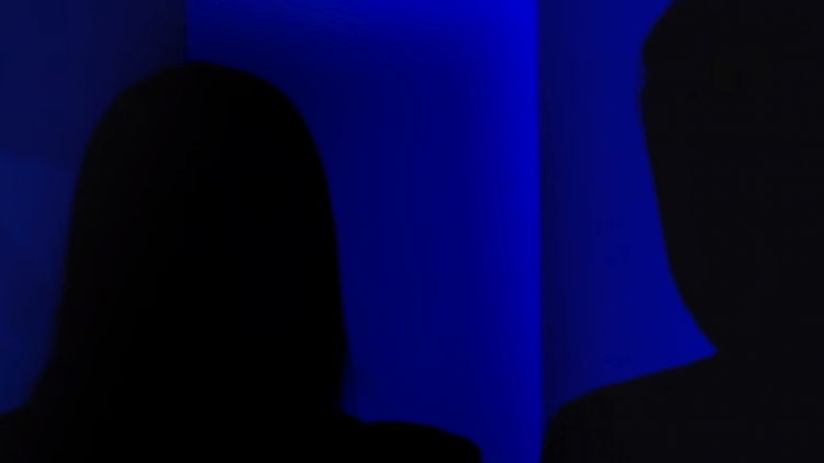 Rrëfimi i të mbijetuarës: Serbët e zhveshën mbesën para gjyshit të saj