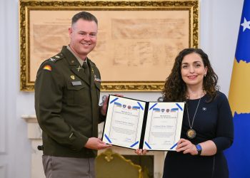 Osmani i ndan mirënjohje komandantit në largim të KFOR-it amerikan, mirëpret të riun