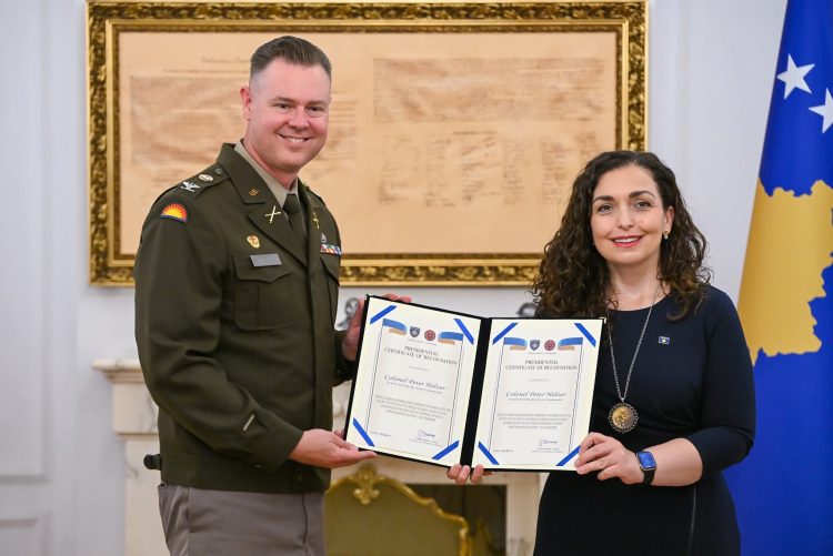 Osmani i ndan mirënjohje komandantit në largim të KFOR-it amerikan, mirëpret të riun