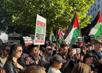 Policia britanike arreston protestues pasi hyn në fuqi ndalimi i grupit “Palestine Action”