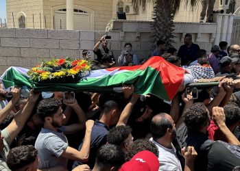 Qindra njerëz marrin pjesë në funeralin e palestinezo-amerikanit të vr*arë nga kolonët iz*raelitë