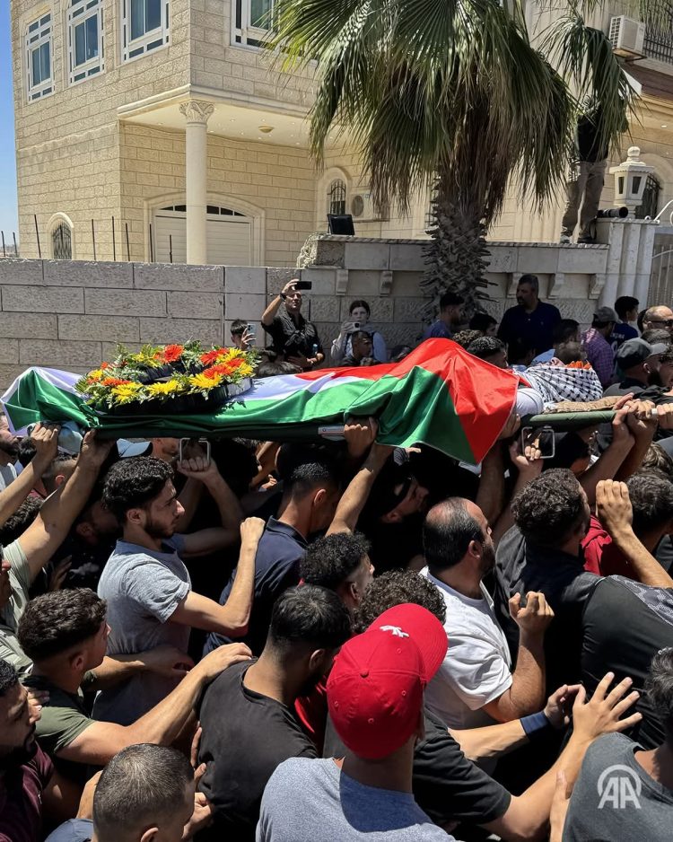 Qindra njerëz marrin pjesë në funeralin e palestinezo-amerikanit të vr*arë nga kolonët iz*raelitë