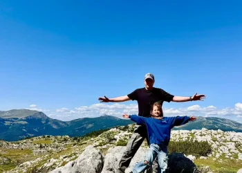 Abdixhiku ngjitet në Bjeshkët e Lumbardhit, thotë se atdhedashuria mësohet në shtigje jo në libra