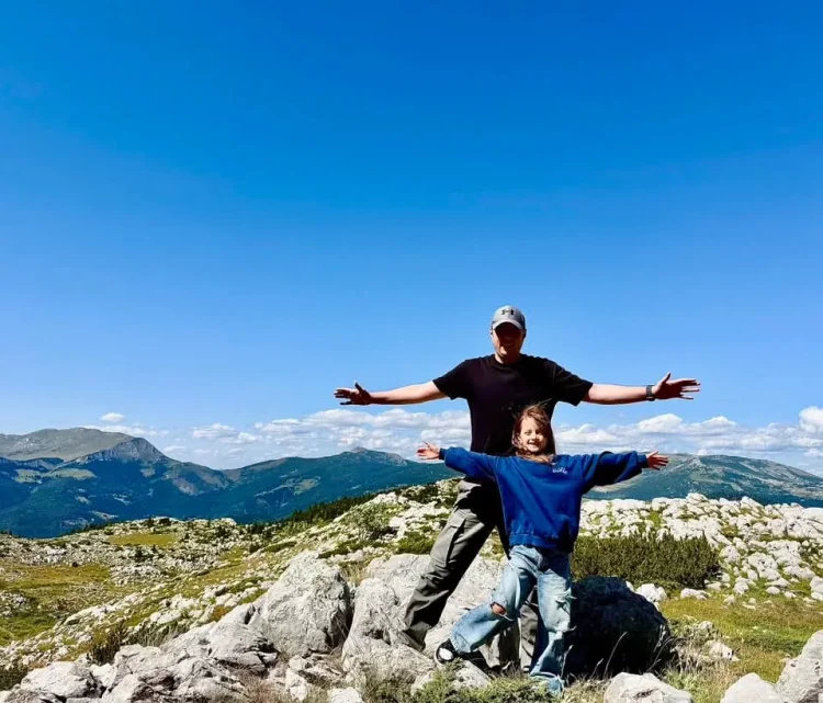 Abdixhiku ngjitet në Bjeshkët e Lumbardhit, thotë se atdhedashuria mësohet në shtigje jo në libra