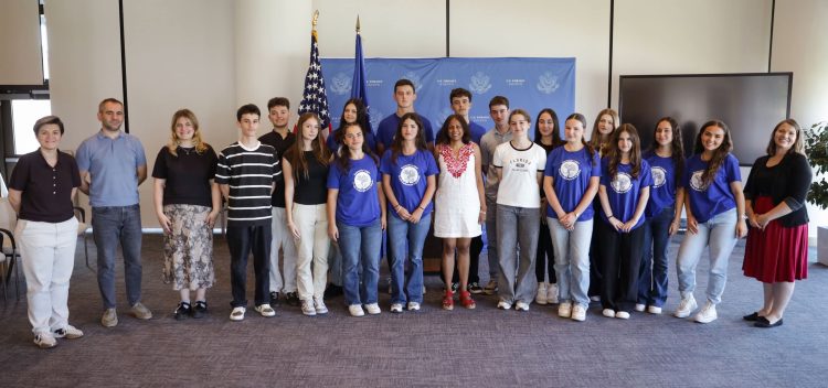 Ambasada amerikane njofton se 16 nxënës nga Kosova do nisin studimet në SHBA