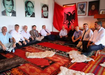 Myftiu Tërnava viziton kullën e heroit kombëtar Kadri Zeka