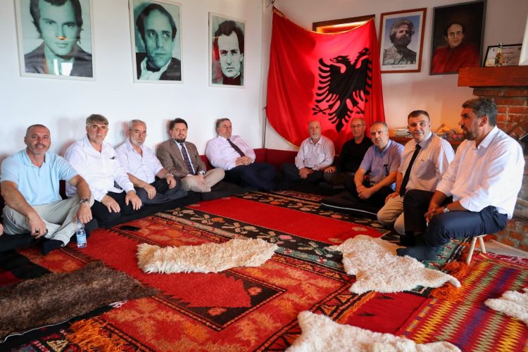 Myftiu Tërnava viziton kullën e heroit kombëtar Kadri Zeka