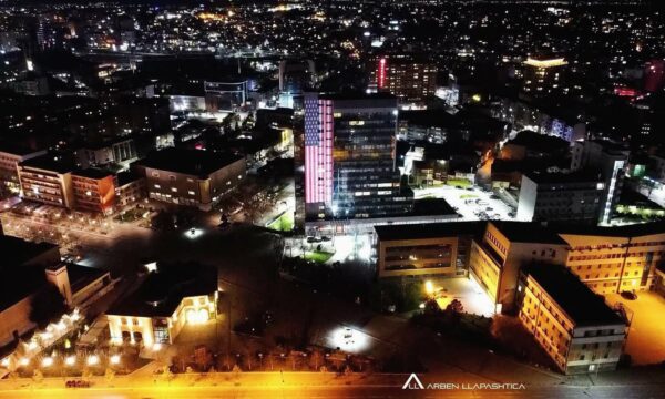 Ndërtesa e Qeverisë ndriçohet me ngjyrat e flamurit amerikan për Ditën e Pavarësisë së SHBA-së