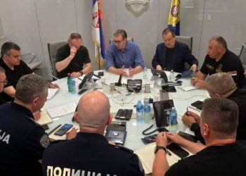 Vuçiq kreu grusht-shtet “policor” dhe kjo është një hyrje e hapur në diktaturë, kush janë njerëzit që u ulën në tryezë me të?