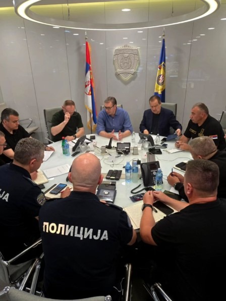 Vuçiq kreu grusht-shtet “policor” dhe kjo është një hyrje e hapur në diktaturë, kush janë njerëzit që u ulën në tryezë me të?