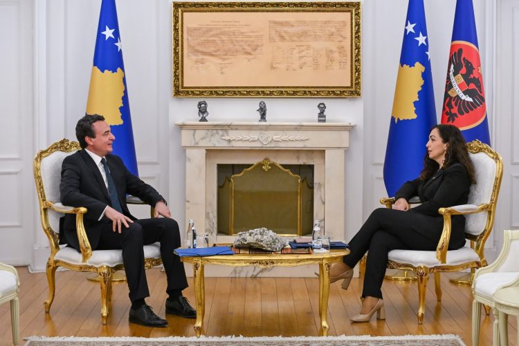 Osmani takohet me Kurtin