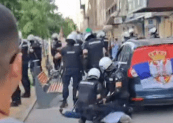 Burri nga Novi Sadi transportoi me autobusë studentët në protesta në Serbi – pamje kur policia ia thyen veturën dhe e arrestojnë dhunshëm së bashku me të birin