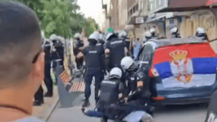 Burri nga Novi Sadi transportoi me autobusë studentët në protesta në Serbi – pamje kur policia ia thyen veturën dhe e arrestojnë dhunshëm së bashku me të birin