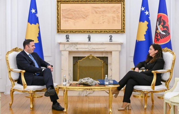 Osmani vazhdon takimet, pret Abdixhikun