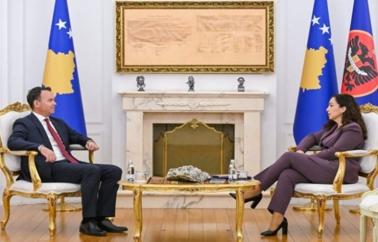 Presidentja Osmani takon Faton Pecin