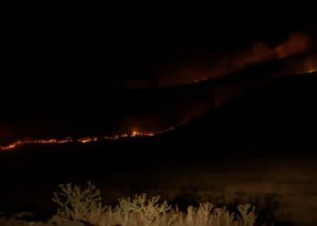 Zjarri në majën e Goleshit ende aktiv – terreni i paqasshëm për zjarrfikësit