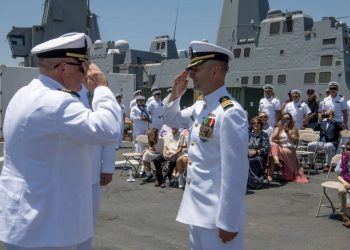 Shqiptari merr drejtimin e anijes luftarake amerikane
