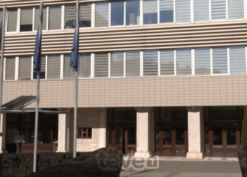 Zyrtarja që pranoi sms për bombë në Kuvend po intervistohet nga policia