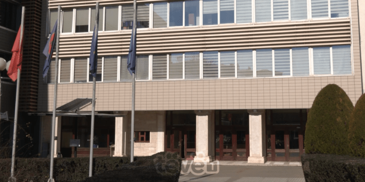 Zyrtarja që pranoi sms për bombë në Kuvend po intervistohet nga policia