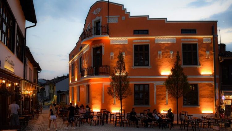 Rrugës “Marin Barleti” në Prizren po i rikthehet karakteri historik, Çeku: Ndryshimi tashmë është i dukshëm