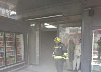 Mbërthehet nga zjarri një lokal në Fushë Kosovë, ndërhyjnë zjarrfikësit
