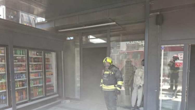 Mbërthehet nga zjarri një lokal në Fushë Kosovë, ndërhyjnë zjarrfikësit