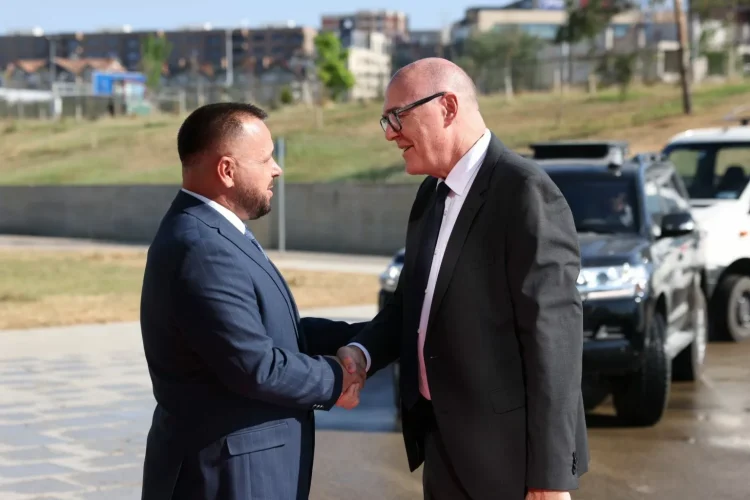 Maqedonci takon ministrin zviceran të Mbrojtjes: Anëtarësimi në NATO, kyç për stabilitetin e Ballkanit